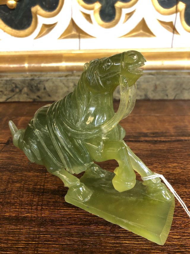 Antiguo caballo tallado en piedra de Jade verde