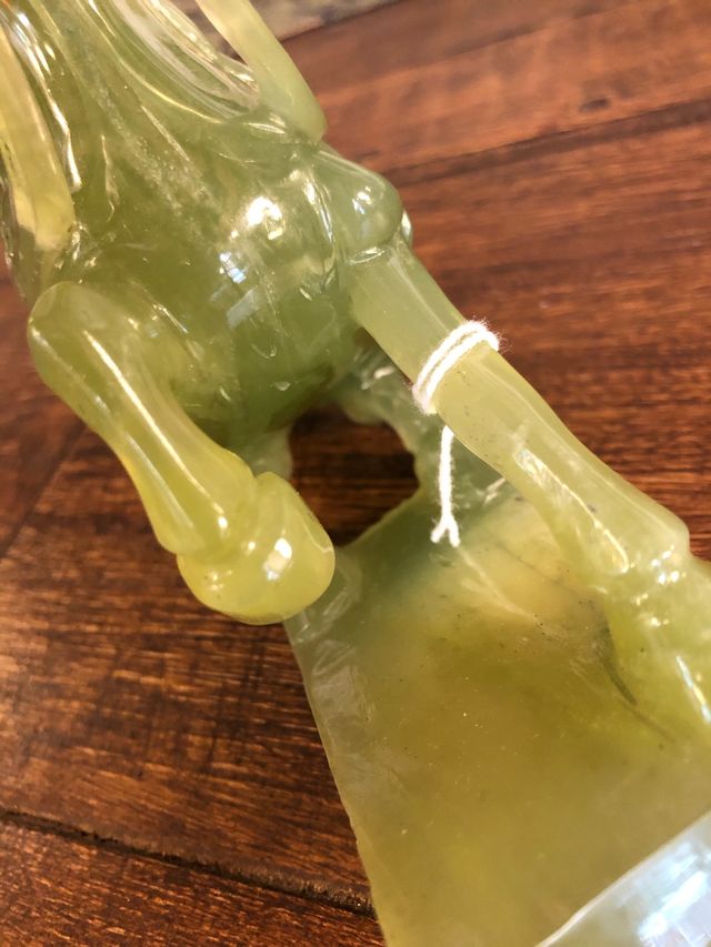 Antiguo caballo tallado en piedra de Jade verde