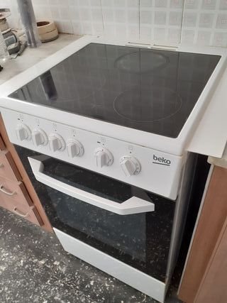 Vitrocerámica + horno BEKO CSS eléctrico de segunda mano por 220 EUR en Maó  en WALLAPOP