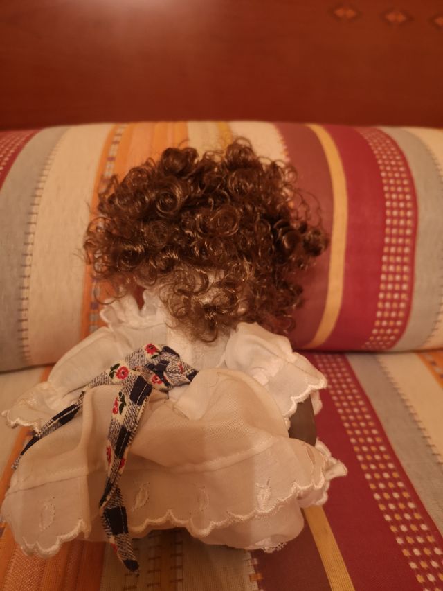 Muñeca de porcelana articulable