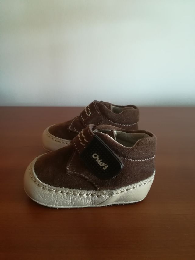 zapatilla bebé de serraje