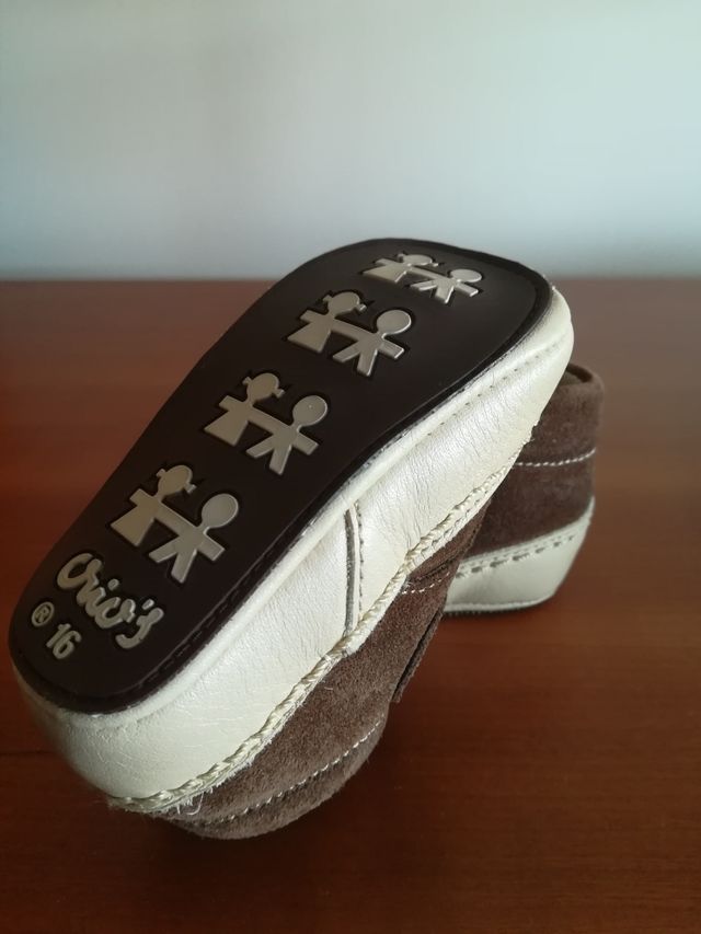 zapatilla bebé de serraje