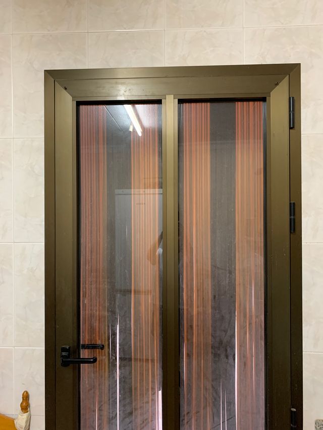 Puerta aluminio en bronce de segunda mano por 150 € en Albacete en WALLAPOP