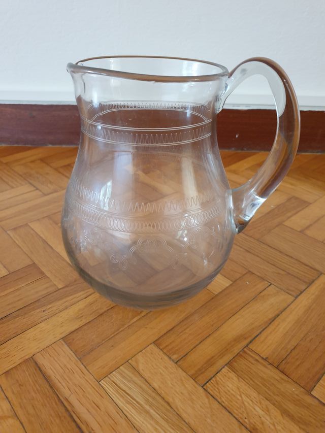 jarra de agua de cristal grabada