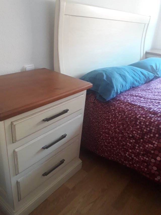 Cabecero y mesillas de pino macizo