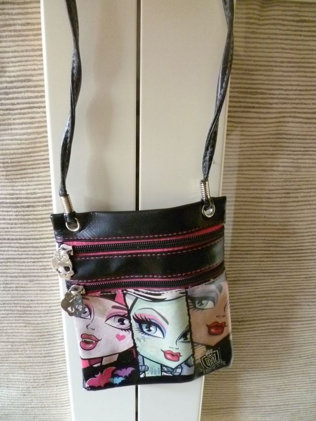 Libro Monstruoamigas + regalo mini bandolera