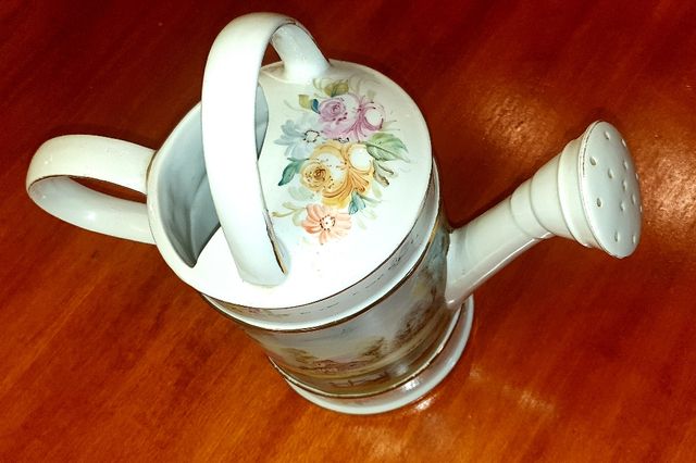 Regadera de cerámica pintada a mano.