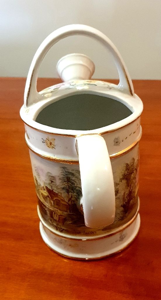 Regadera de cerámica pintada a mano.