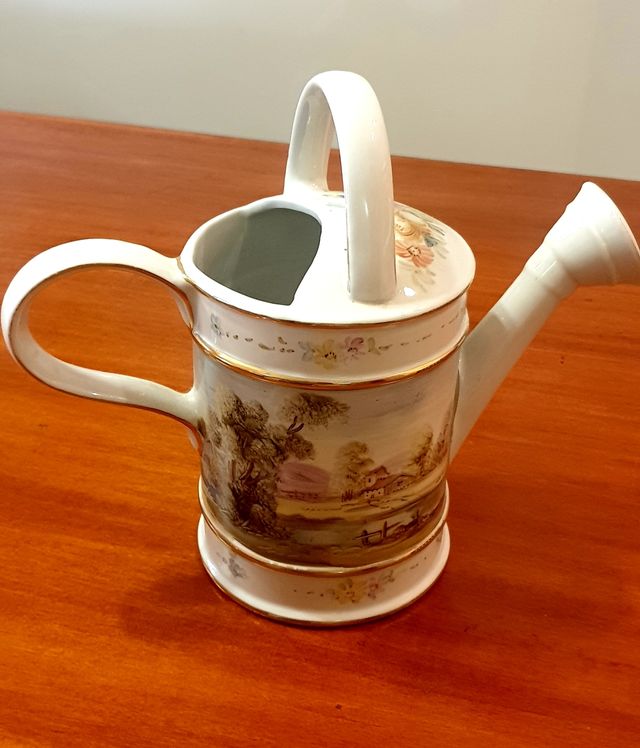 Regadera de cerámica pintada a mano.