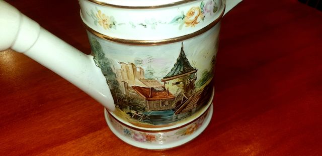 Regadera de cerámica pintada a mano.