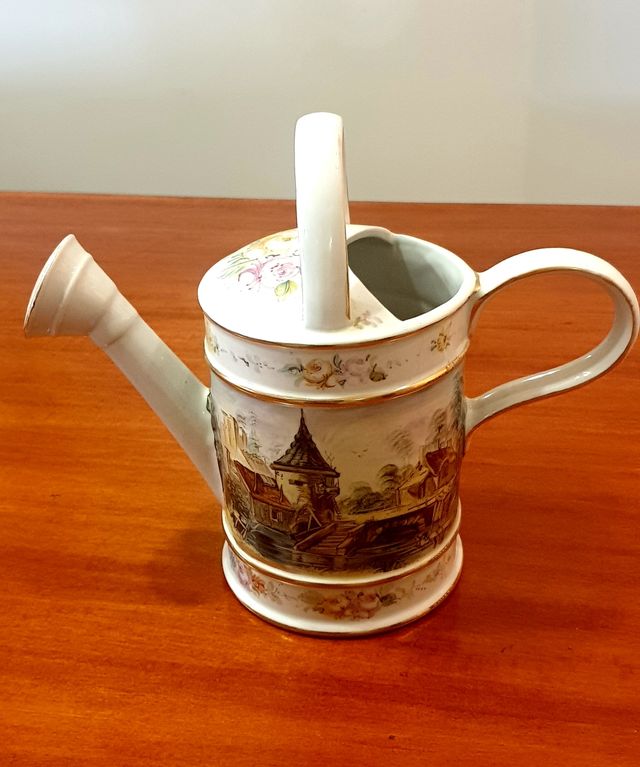 Regadera de cerámica pintada a mano.