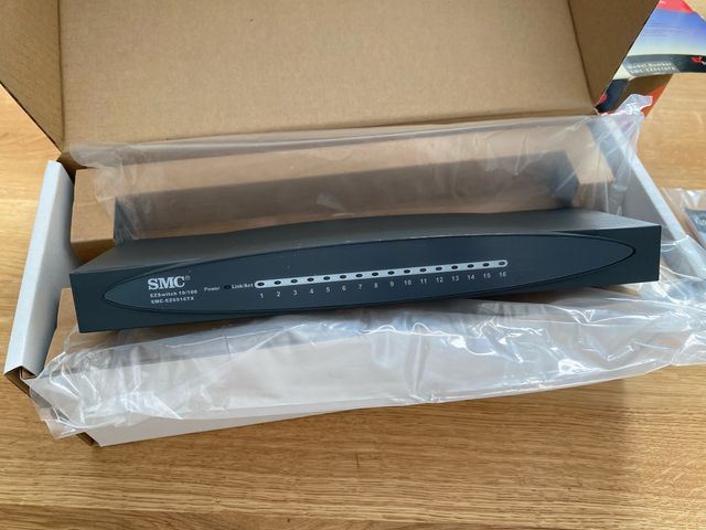 Switch SMC 16 puertos 100Mb/s