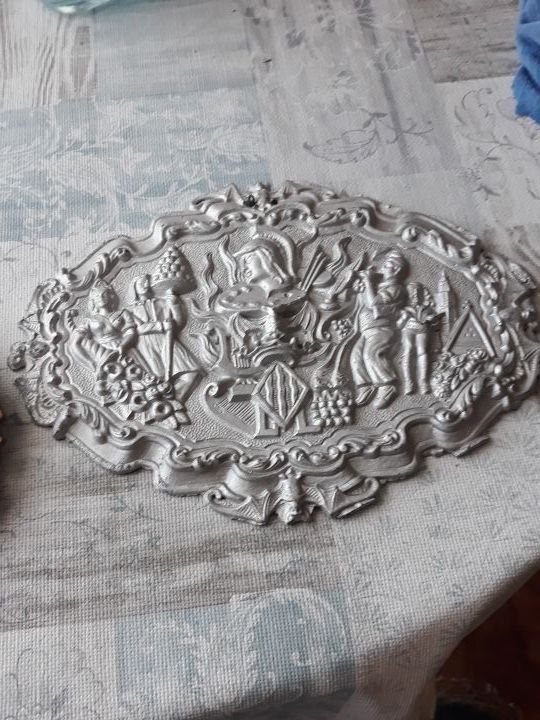 2 Grabados sobre metal en relieve. vintage