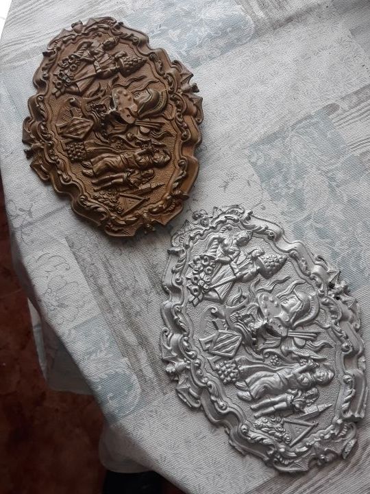 2 Grabados sobre metal en relieve. vintage