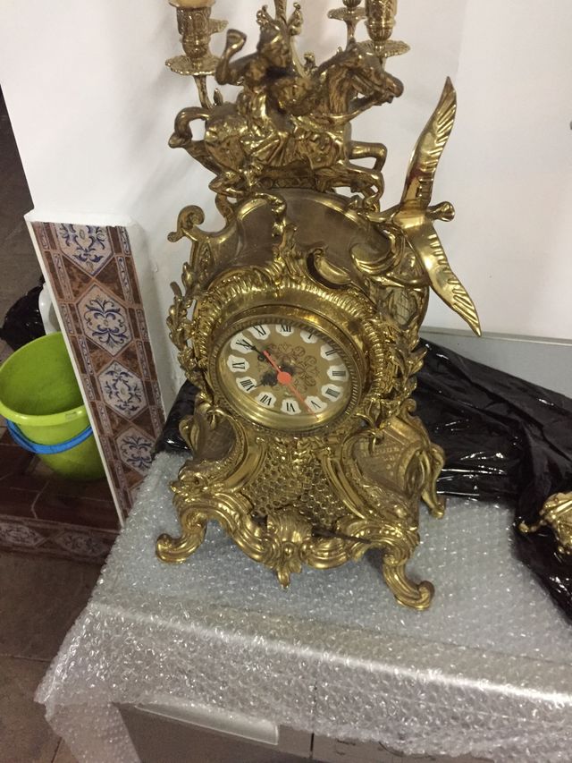 2 candelabros y reloj de bronce