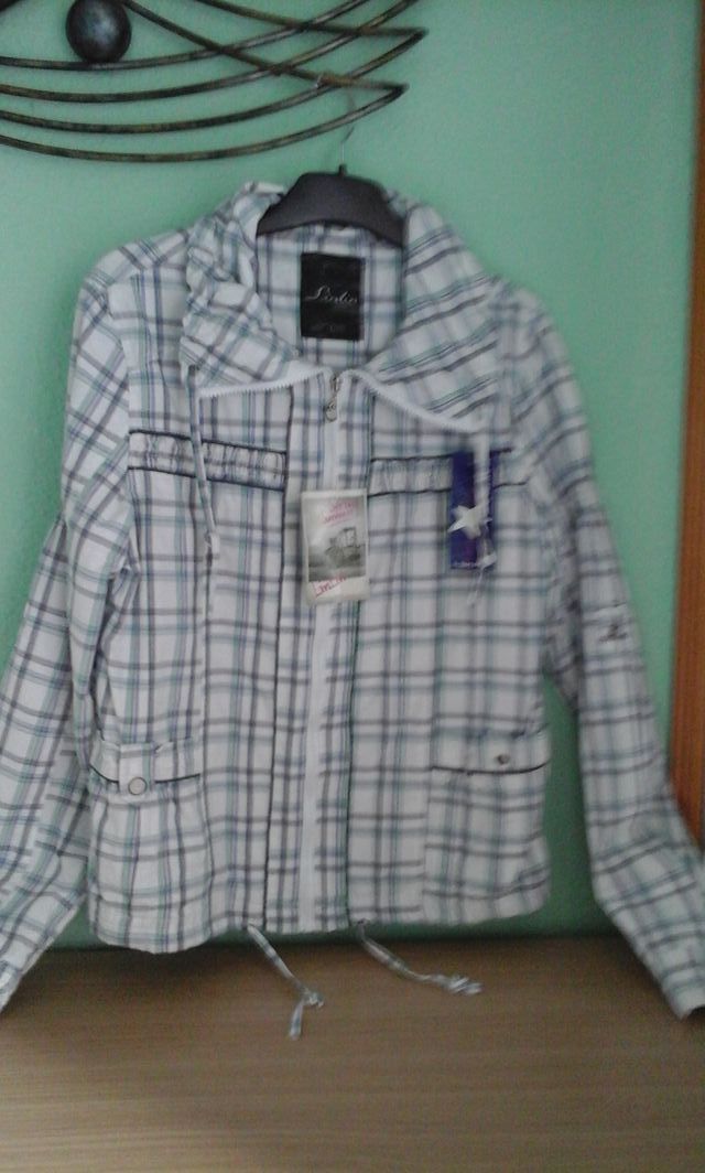 Chaqueta nueva de mujer de cuadros entretiempo.