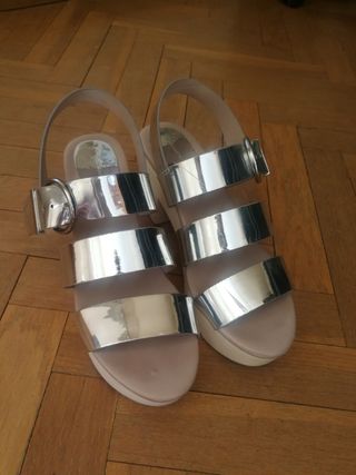 Sandalias Plateadas de Stradivarius Talla 39 de segunda mano por 10 EUR en  Madrid en WALLAPOP