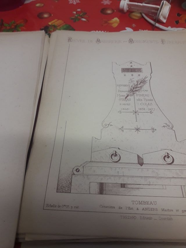 Libro antiguo de láminas de monumentos funerarios.