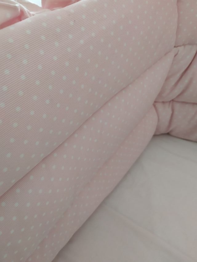 colcha y chichoneras en color rosa Trapitos