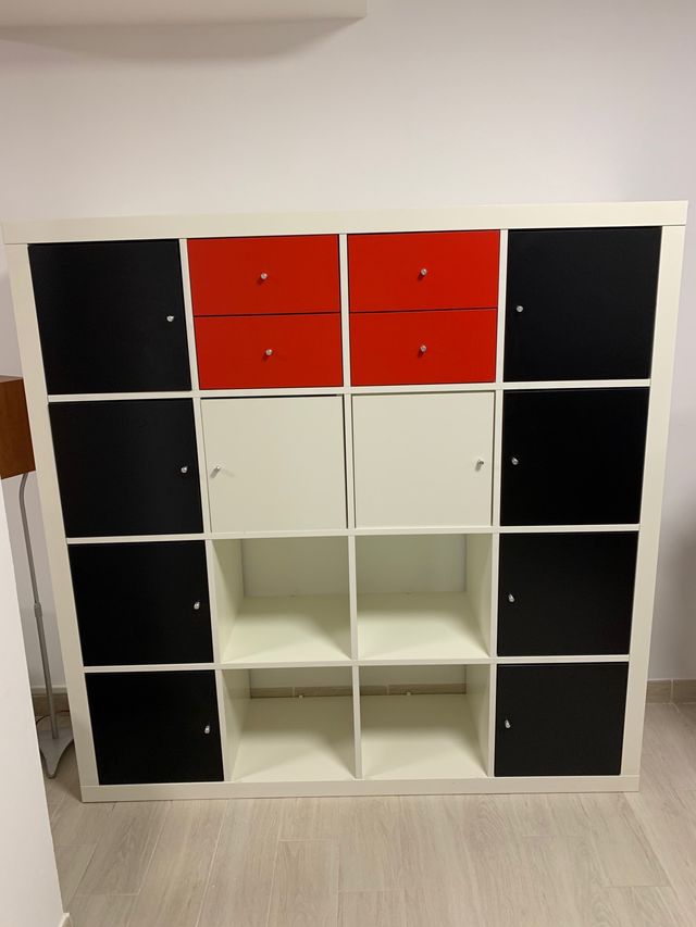 Estantería Kallax 4x4 de Ikea con 10 puertas. de segunda mano por 115