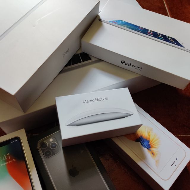 Cajas vacías Apple: iPhone, MacBook, iPad.