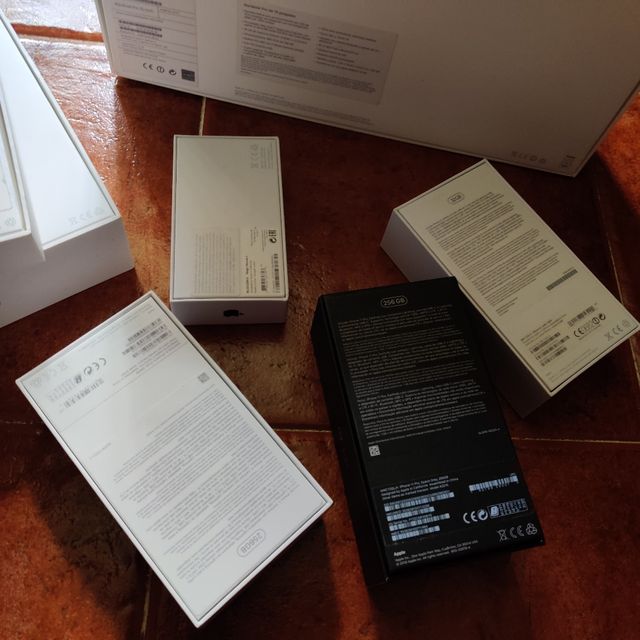 Cajas vacías Apple: iPhone, MacBook, iPad.