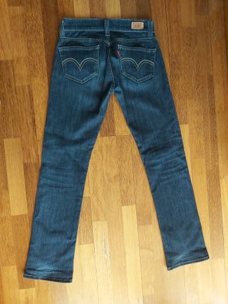 Levis 504 mujer de segunda mano por 22 EUR en Madrid en WALLAPOP