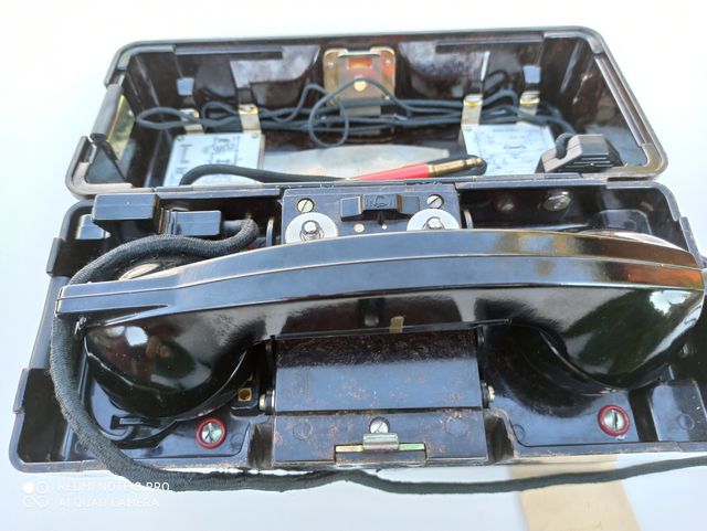 Antiguo teléfono campaña alemán