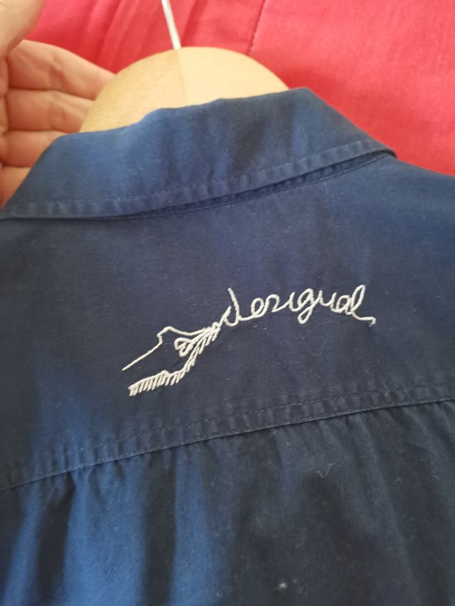 Camisa azul estampada desigual