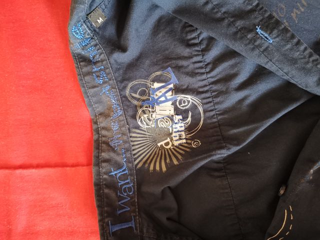 Camisa azul estampada desigual