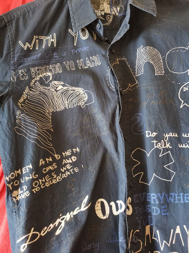 Camisa azul estampada desigual