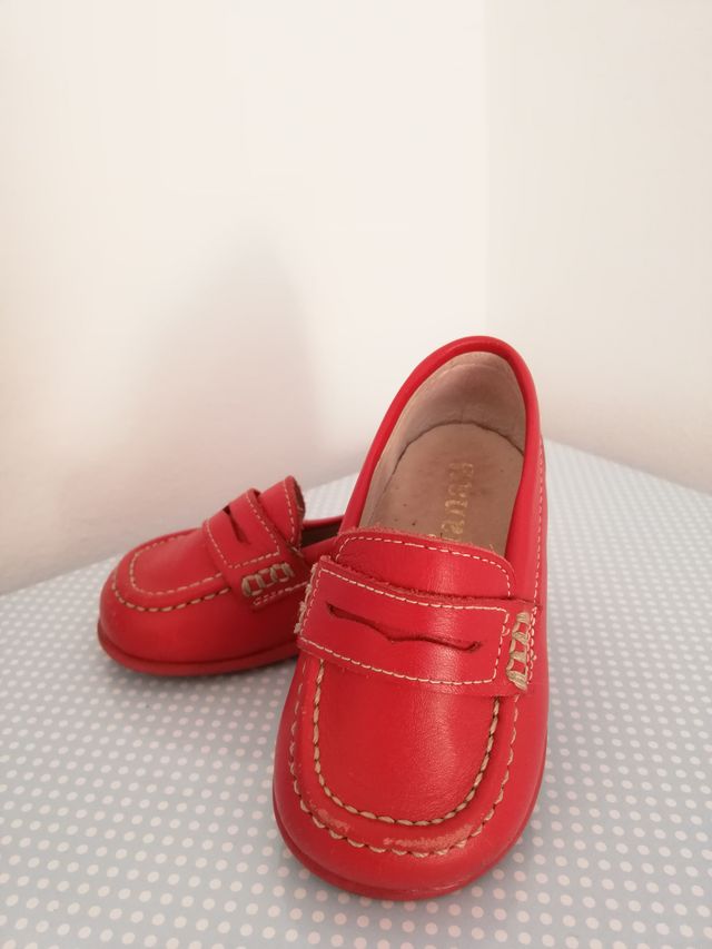 Mocasin color rojo. Número 19