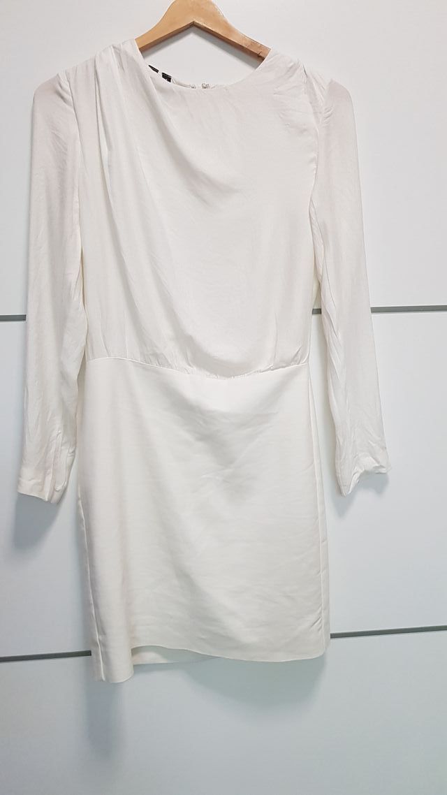 vestido corto con detalle de pliegue en una manga