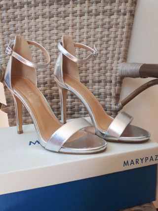 Sandalias color plata de segunda mano por 15 EUR en Marbella en WALLAPOP