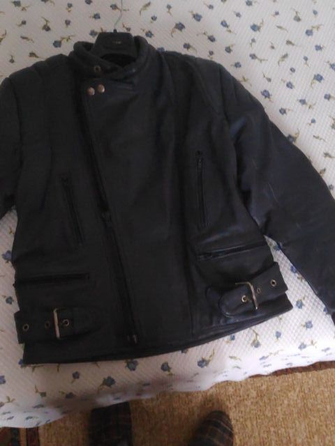 Chaqueta de cuero para moto. Talla 50