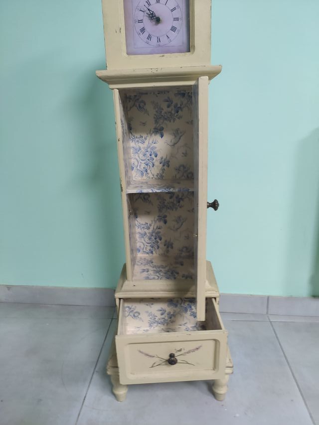 Reloj restaurado armario