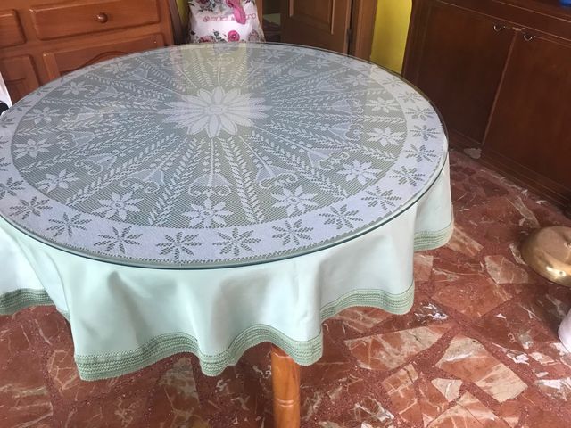 Mesa de madera maciza con cristal y manteles