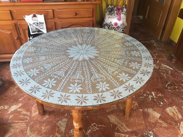 Mesa de madera maciza con cristal y manteles