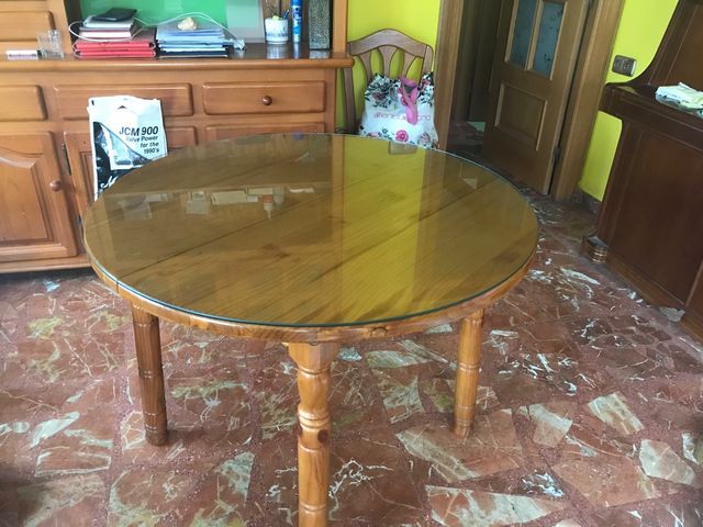 Mesa de madera maciza con cristal y manteles