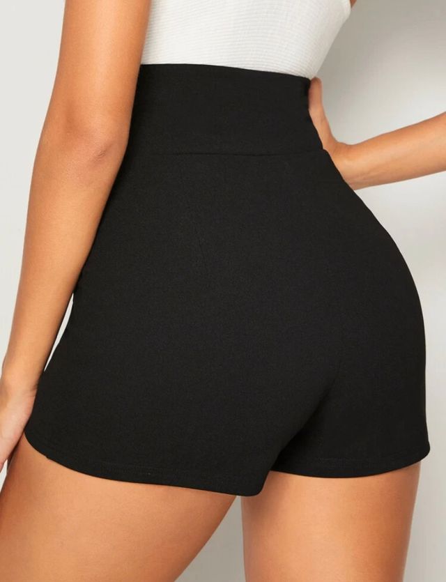 Shorts de cintura alta con botón delantero