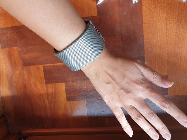 Pulsera rigida con apertura facil