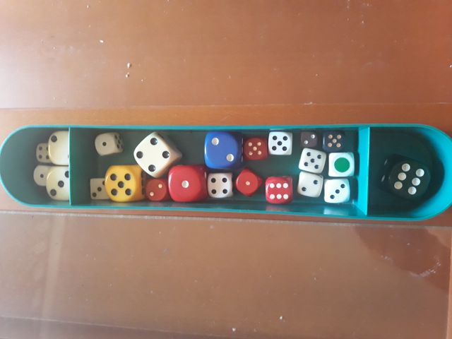 Dados, colección de madera y plástico 23diferentes