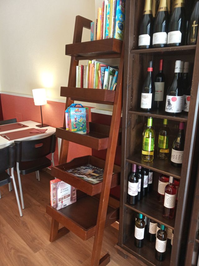 Estantería escalonada de madera de segunda mano por 55 € en Argentona