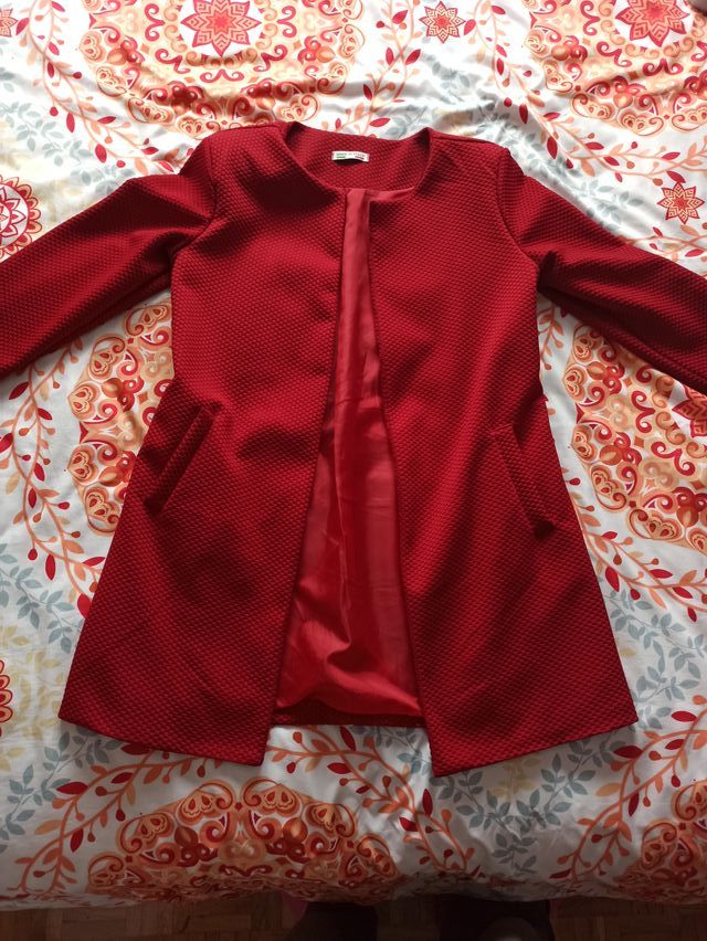 Chaqueta roja de entretiempo