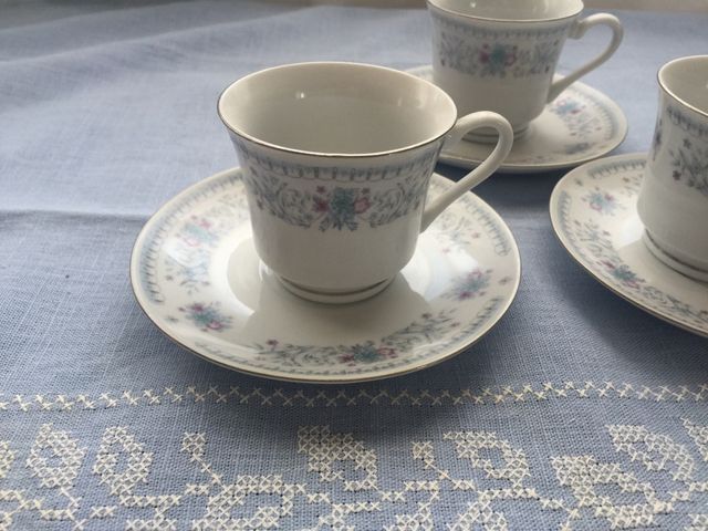 Juego de café de porcelana con filo plateado.