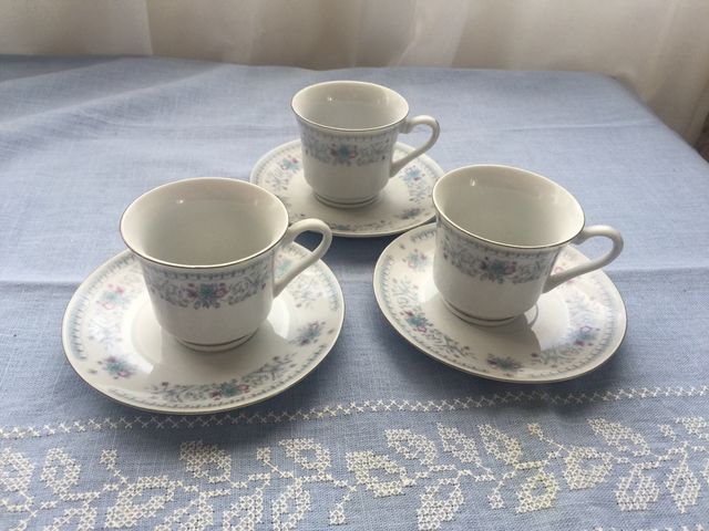 Juego de café de porcelana con filo plateado.