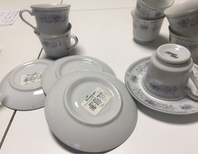 Juego de café de porcelana con filo plateado.