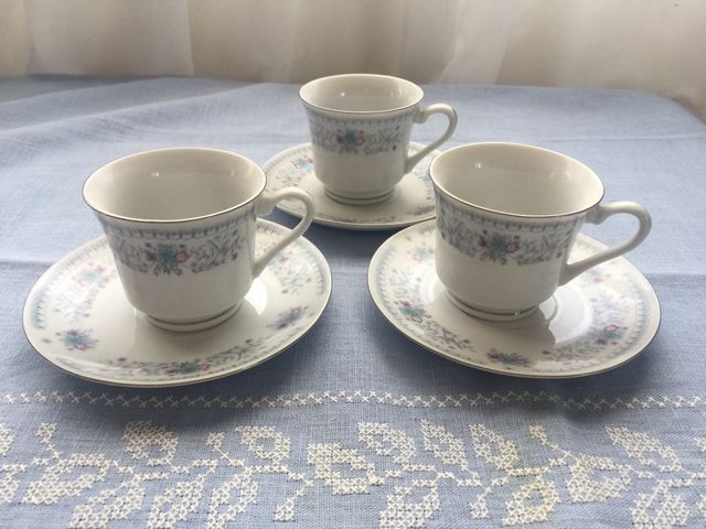 Juego de café de porcelana con filo plateado.