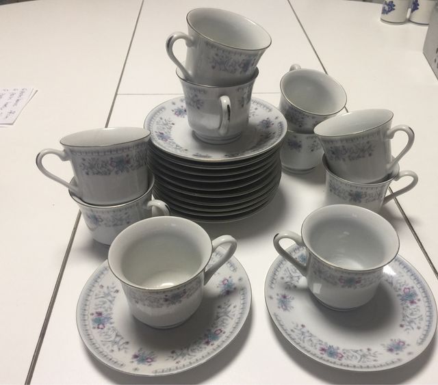 Juego de café de porcelana con filo plateado.