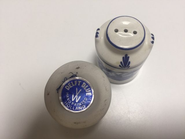 Salero y pimentero. Porcelana de Delf